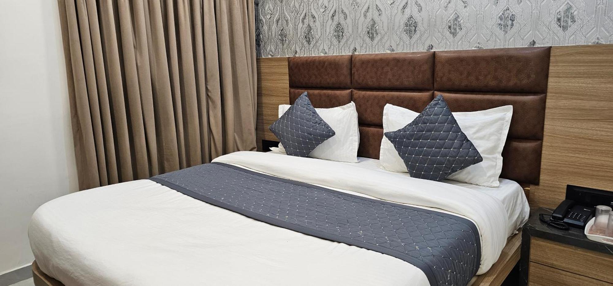 Hotel Allen Ahmedabad Ngoại thất bức ảnh